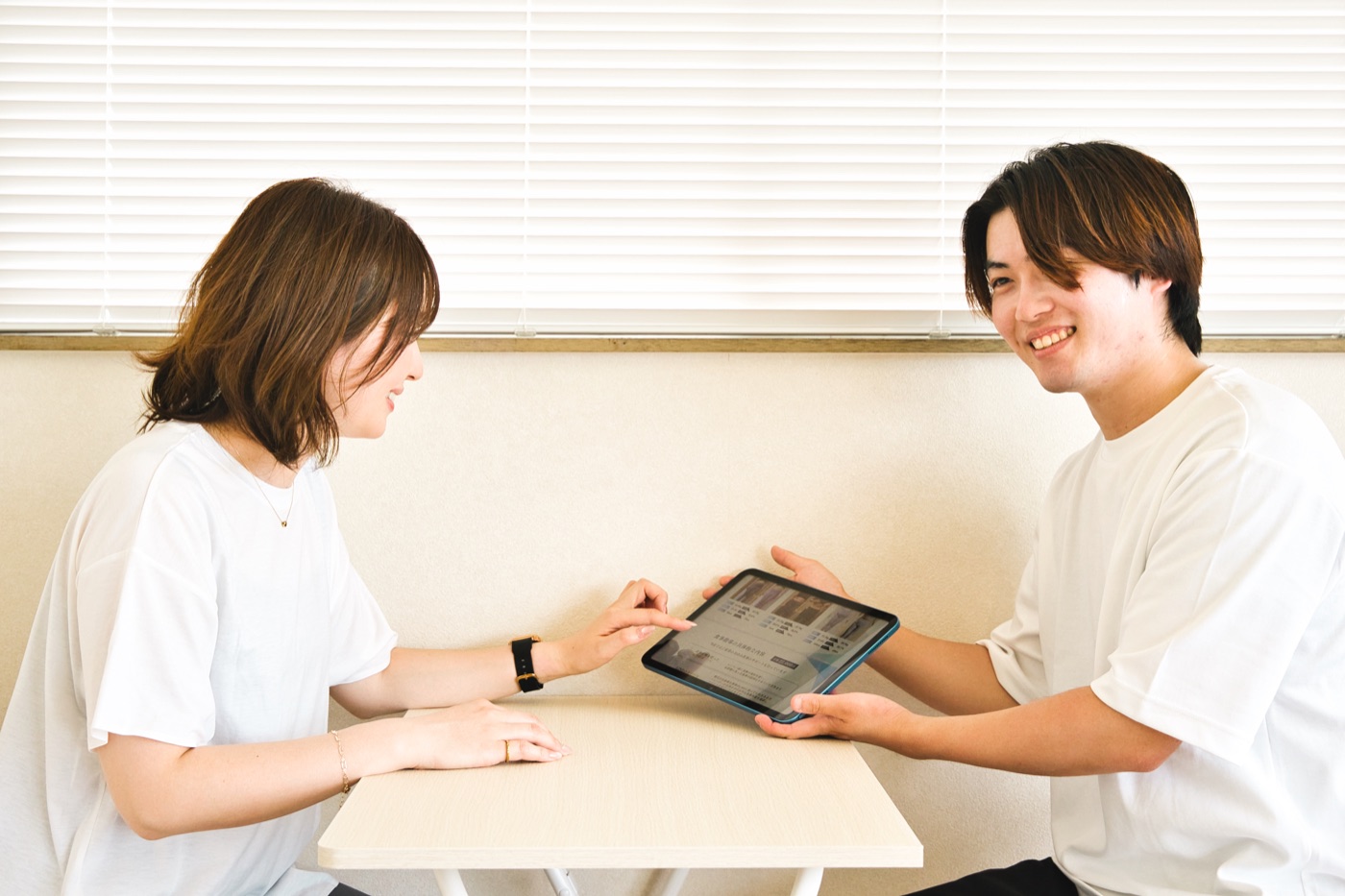 LIFESHIFTでトレーナーと女性がタブレットを見ながら相談する実際のカウンセリング風景