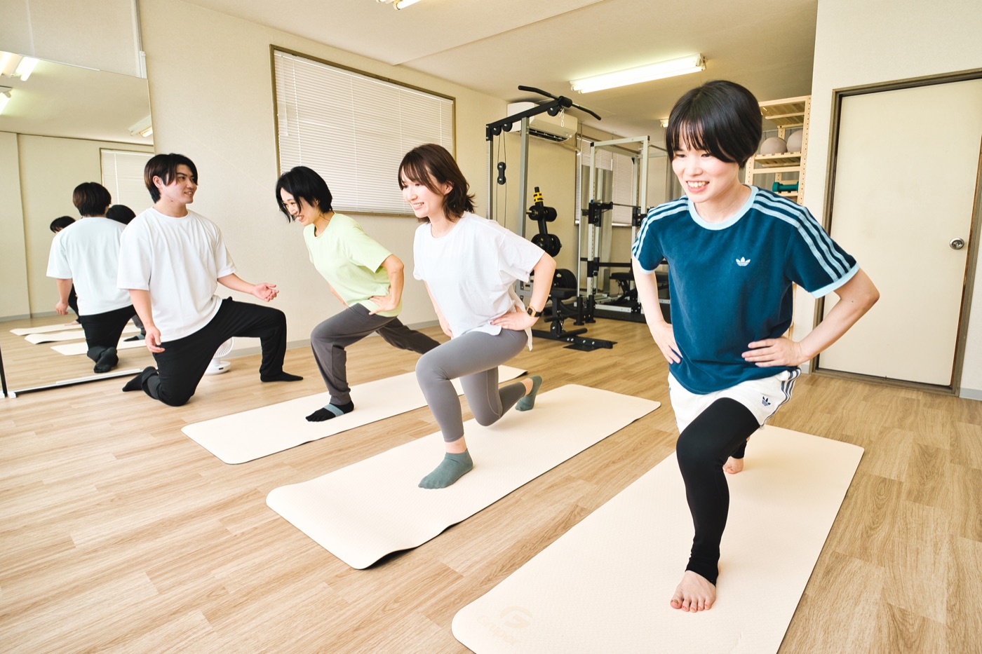 最大5名の少人数制でランジに取り組むLIFESHIFTの女性会員