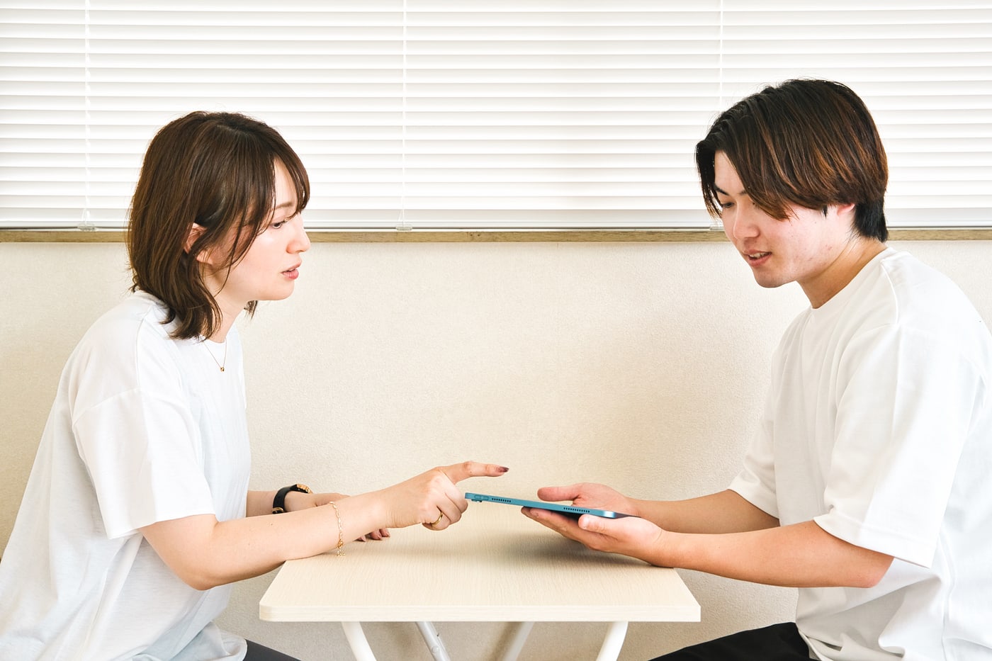 トレーナーと予約や通い方を相談するLIFESHIFTの女性会員
